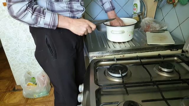 Готовлю мясо для горохового супа