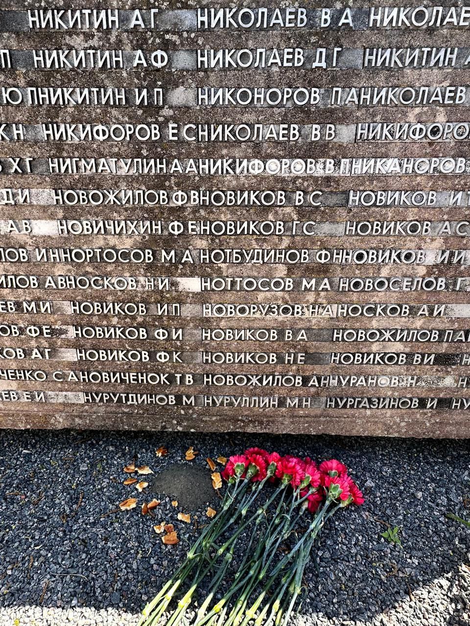 Возложение цветов на Лидовой горе на могилу, где захоронен Ноттосов Макар Алексеевич