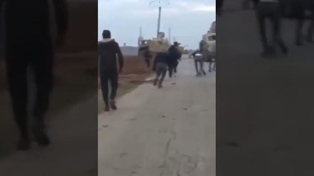 Сирийские подростки отгоняют военных США