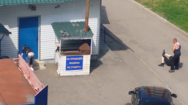 Вид во двор из моего окна. Время 10 утра)
