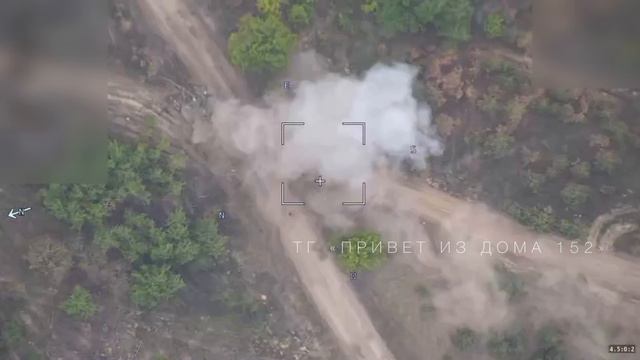 Операторы барражирующего боеприпаса «Ланцет» поразили украинский танк Т-64БВ Купянском направление.