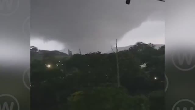 Огромный торнадо уничтожает Южную Африку! Торнадо в Тонгаате, КЗН