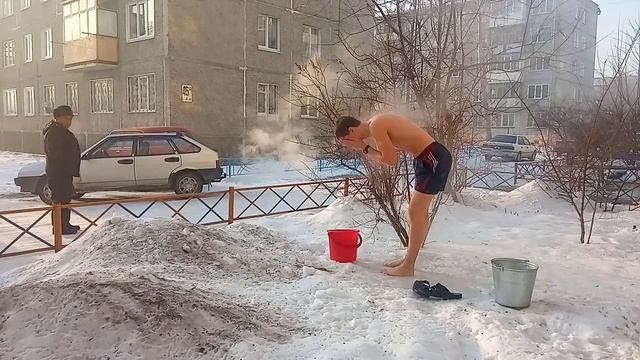 ОБЛИВАНИЕ В -30°С ХОЛОДНОЙ ВОДОЙ С УТРА ПЕРЕД УЧЁБОЙ. ЗАКАЛИВАНИЕ МАКСИМ ГОРЯЧКИН МИНУСИНСК.