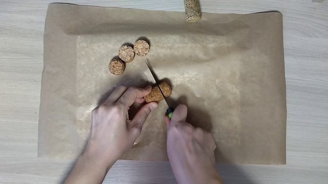 Не зря все родственники собирают мне пробки от бутылок. Режу их на части и делаю корзиночку для дома