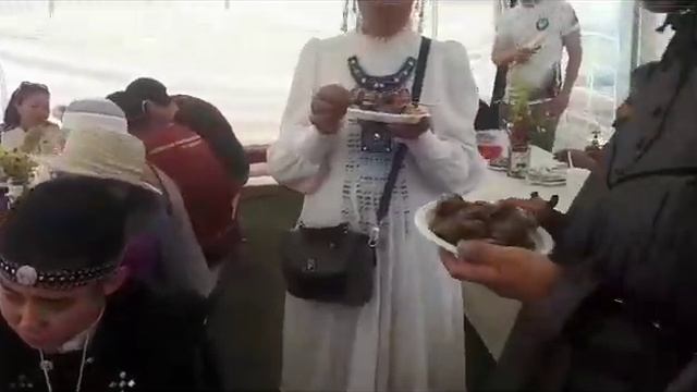 Борщ, суп из потрохов, утиное мясо - все это бесплатно раздают гостям на Ысыах Олонхо в с. Томтор.