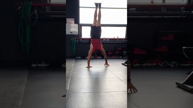 разминкой делаю 2-3 подхода проходку на руках  отжимания стойканаруках shortvideo handstand