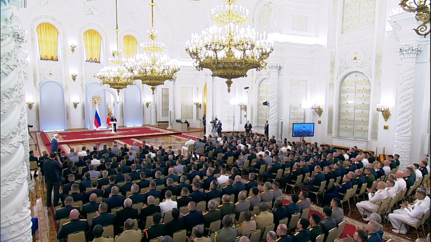 «Будете работать оперативно и грамотно»: Путин встретился с выпускниками военных вузов