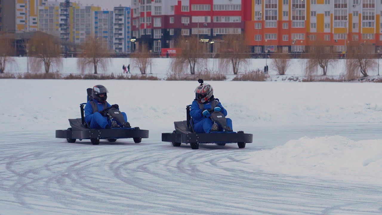 В Городе Спутнике на озере проходят гонки на картах