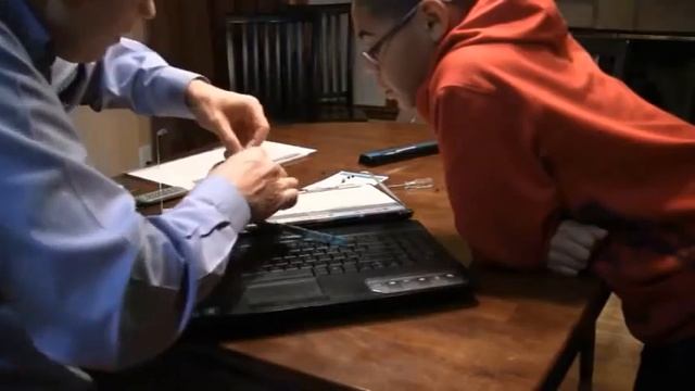 Laptop screen replacement / How to replace laptop screen E Machines E725-4520.wmv