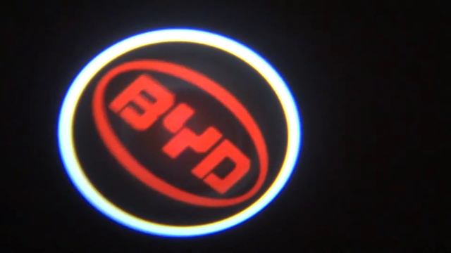 Лазерная проекция логотипа в двери BYD