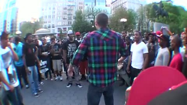 Парень исполяет танец робота