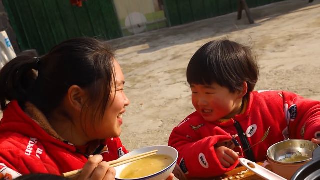 婆婆给胖妹做衣裳，胖妹熬猪肚菌菇汤，汤鲜味美，祖孙3代吃过瘾【陈说美食】