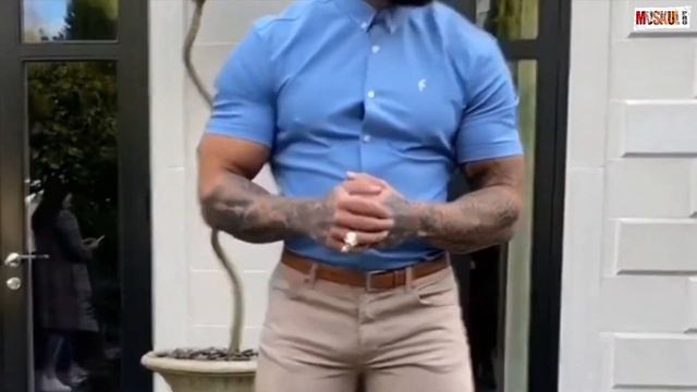 Какой цвет рубашки больше всего подчеркивает мужскую мускулатуру?