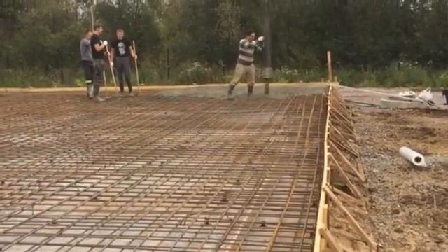 Заливка бетонной плиты фундамента