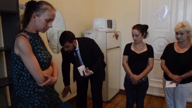 Денис Пушилин вручил нуждающимся в Донецке адресную помощь