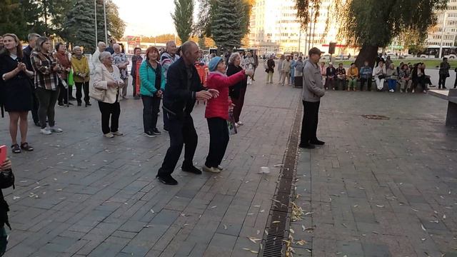 сейчас сегодня 16 09 20224 проспект октября  у знаменитого фонтана журавли.