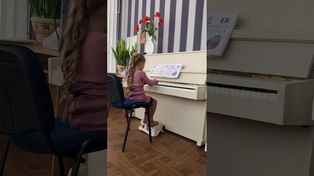 Маленькая Саша играет на пианино #пианино #piano
