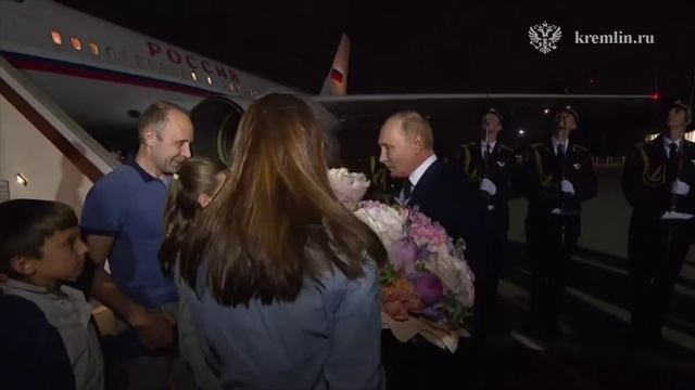 И каждого обнял и пожал руку: Путин встречает у трапа освобожденных россиян.Обмен