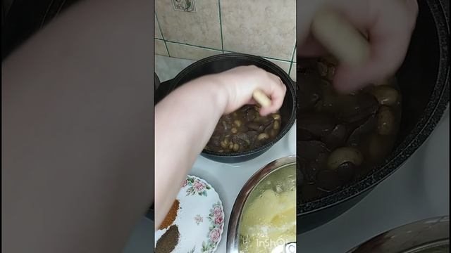 Подлива с куринной печени и грибами, пальчики оближешь?