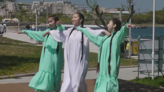 Владивосток ост Русский студентки ДВФУ танец Якутяночка.