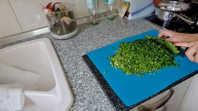 Рецепты от мамы Натальи: рецепт из детства  - Зелёный лук со сметаной.