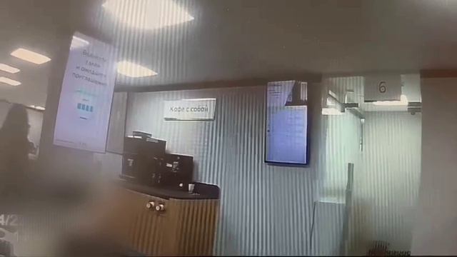 В Оренбурге мужчина пытался обменять фальшивые 100 долларов в банке.