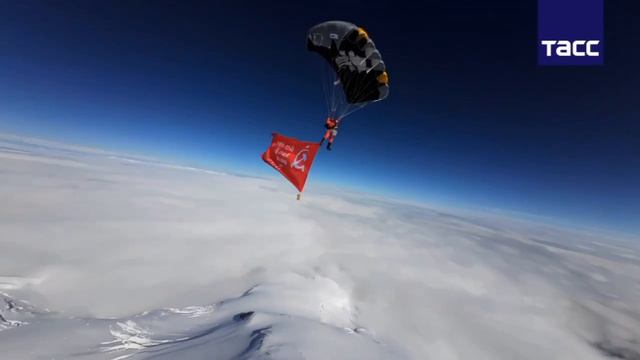 Калужский парашютист совершил рекордный прыжок на Эльбрус