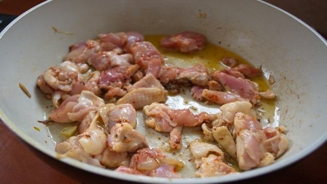 Жаркое из курицы в горшочке