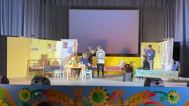 Спектакль по мотивам одноименной повести А.Галина "Крыша."