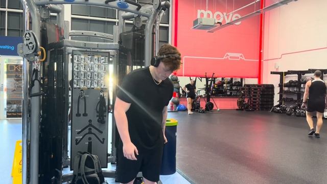 chest and biceps day + talking about overeating - winter bulking day 41