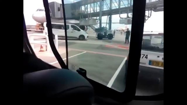 Российских болельщиков привезли в аэропорт - депортация из Франции