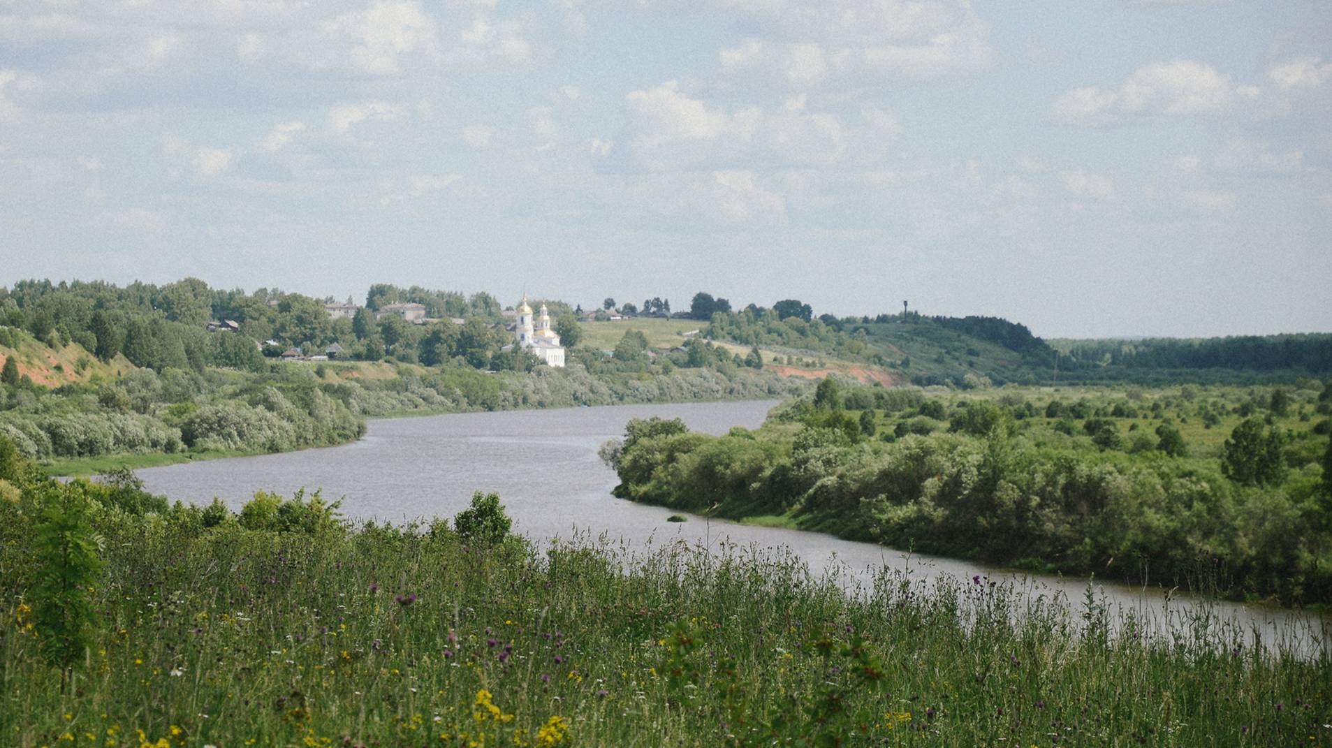 Живописные берега реки Моломы в Кировской области