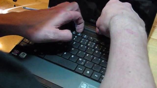 Upgrade Aspire One 522 Disk And Memory - How-To Access
