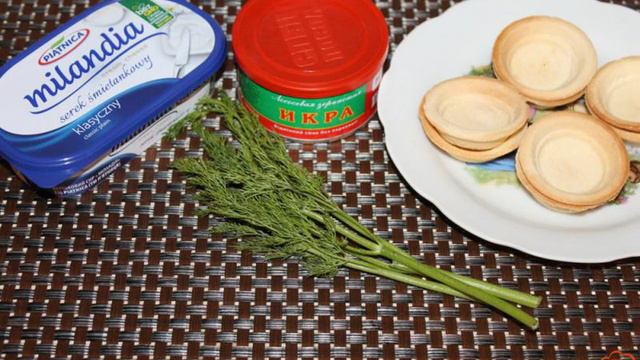 Праздничные тарталетки с крем сыром, зеленью и красной икрой