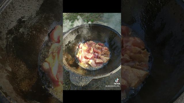 Просто мясо с картошкой в казане на костре