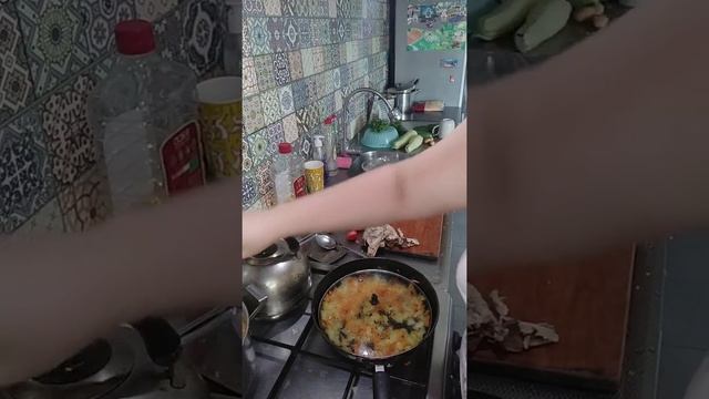 Суп из чечевицы  , ленивые голубцы, жаренные кабачки, утро плодотворное... И немного огорода)))