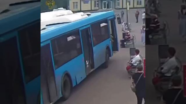 Москва на автовокзале в Домодедово водитель автобуса не справился с управлением и выехал на перрон.