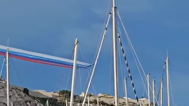 Французы перепутали краску и нарисовали флаг России над Марселем 😁