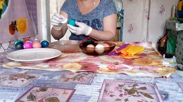 Окрашивание яиц гофрированной бумагой