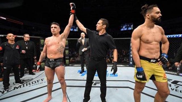 Трусость или расчет? Ветеран UFC победил дисквалификацией соперника