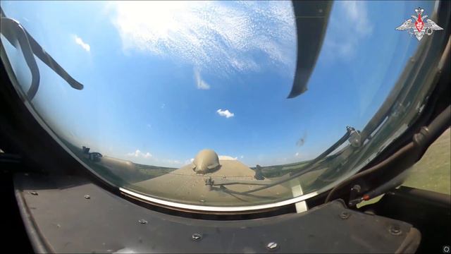 Экипажи вертолетов Ми-28НМ армейской авиации уничтожили замаскированную технику