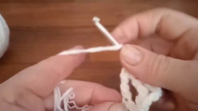 Оригинальный и простой способ вазания платка (шали) из остатков пряжи! Ну очень красиво!!