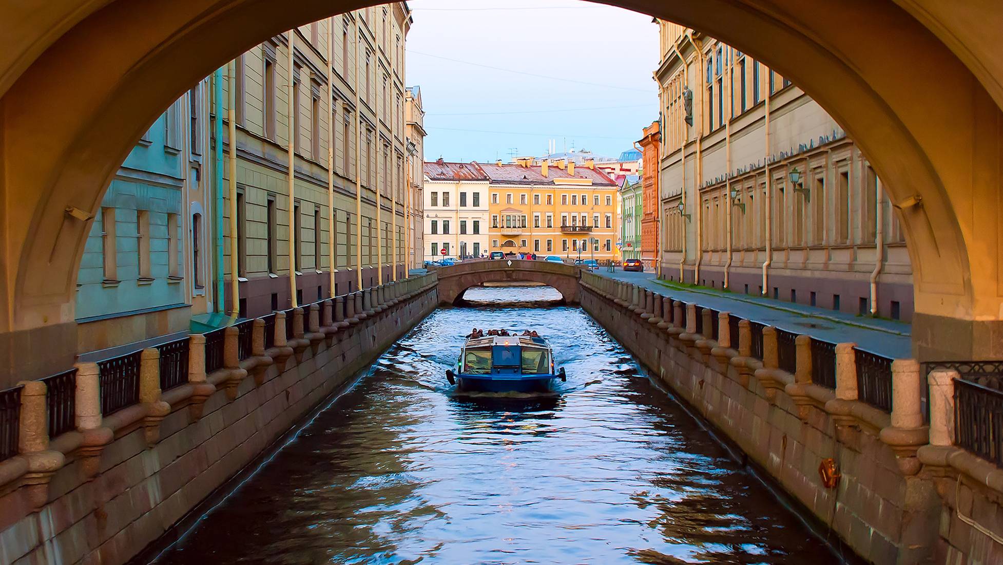 Путешествие по каналам Санкт Петербурга  Voyage through the channels of St. Petersburg