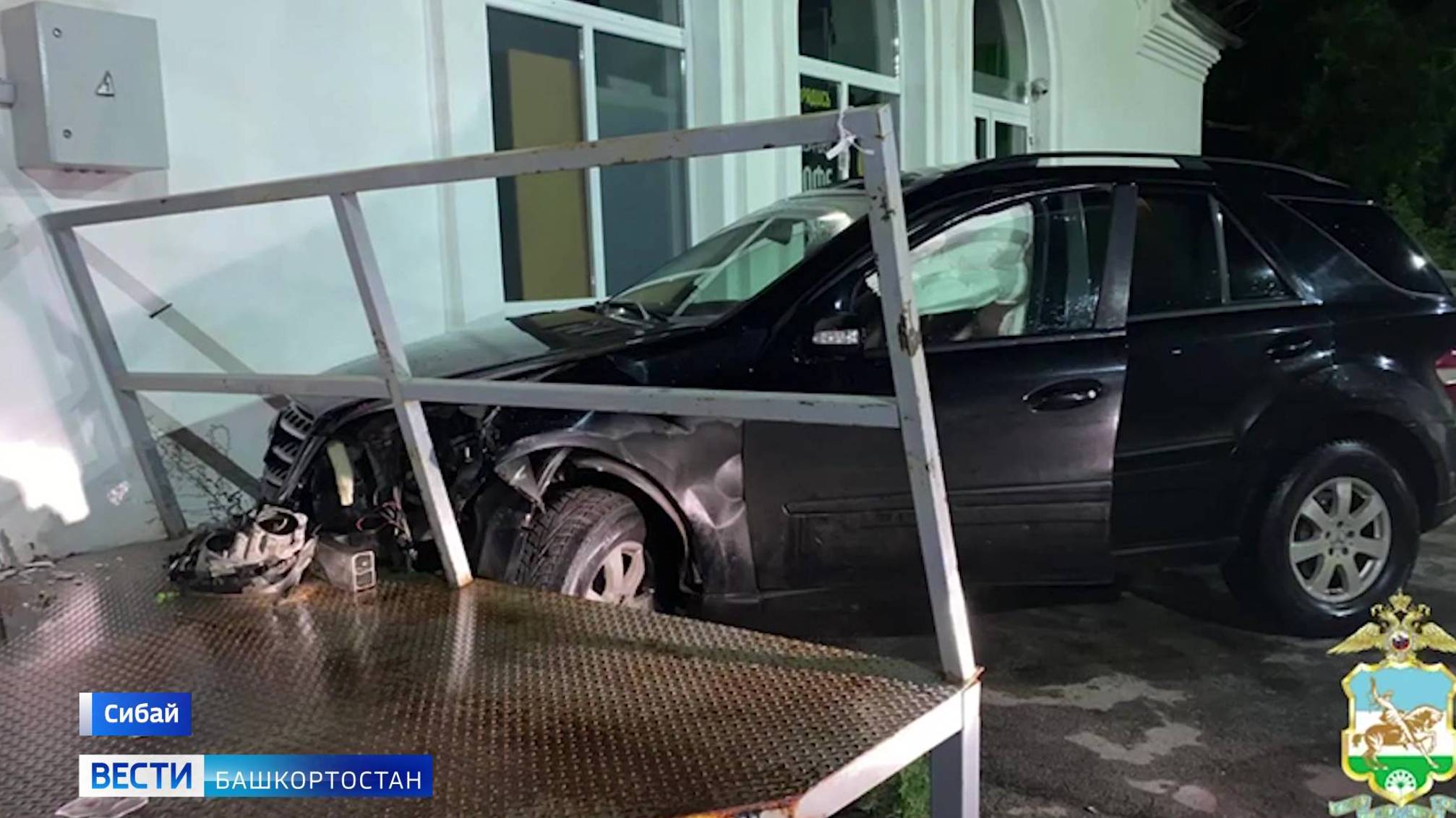В Башкирии пьяный водитель Mercedes протаранил магазин, пытаясь уйти от погони
