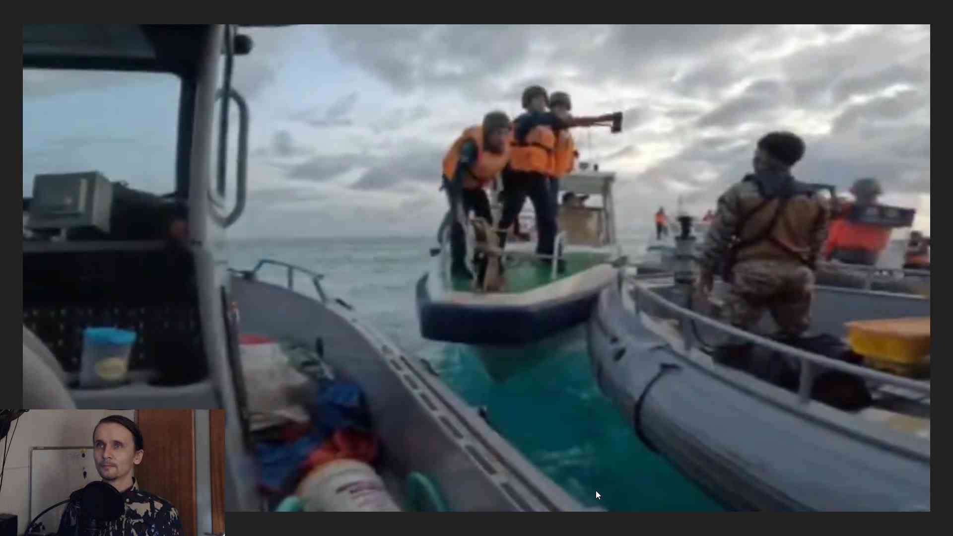 Китайская береговая охрана не дала Филиппинской подвезти припасы на спорный аттол