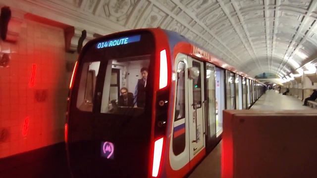 Выезд поезда Москва 2020 со встречного пути