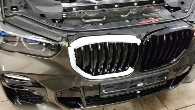 Установка решеток радиатора BMW X5 G05 M-PERFORMANCE shadow line черный глянец.