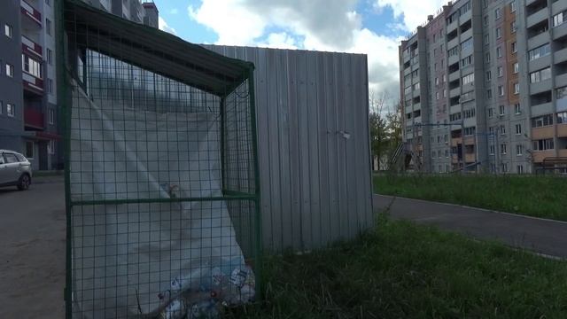 Контейнерная площадка в Бакале: есть образец чистоты и порядка в новом жилом комплексе.