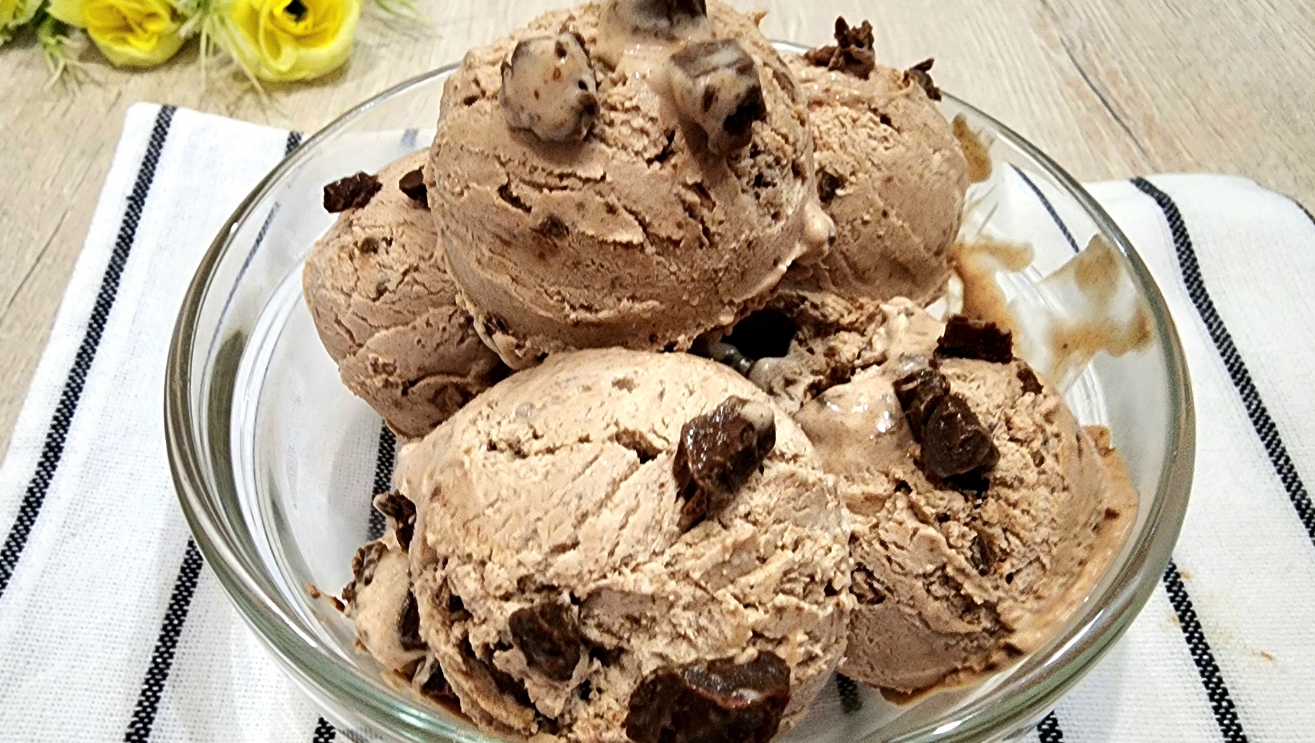 Простой рецепт домашнего шоколадного мороженого (всего 3 ингредиента)