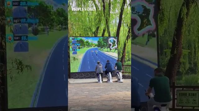 В одном из городских парков Пекина установили «мультиплеерные» велотренажеры.